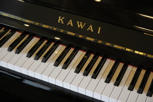 Nahaufnahme einer Kawai Klaviertastatur mit schwarzen und weißen Tasten in einem schwarzen Gehäuse​​​​​​​​​​​​​​​​​​​​​​​​​​​​​​​​​​​​​​​​​​​​​​​