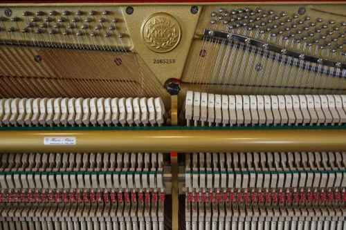 Detailaufnahme der Mechanik und Saiten eines Kawai Klaviers mit sichtbaren Hämmern und Stimmnägeln​​​​​​​​​​​​​​​​​​​​​​​​​​​​​​​​​​​​​​​​​​​​​​​
