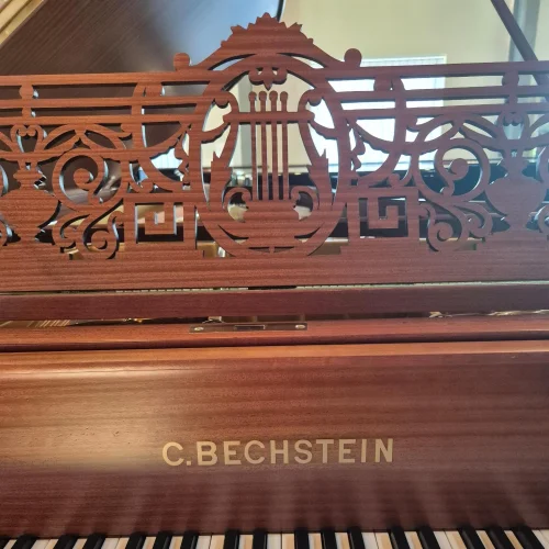   Ansicht von vorne mit Blick auf das aufwändig verzierte Notenpult