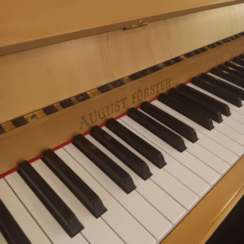 Klaviatur eines August Förster Klavier 116 in Erle satiniert