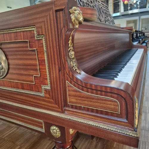 Blick von links auf die Details des Bechstein Flügels