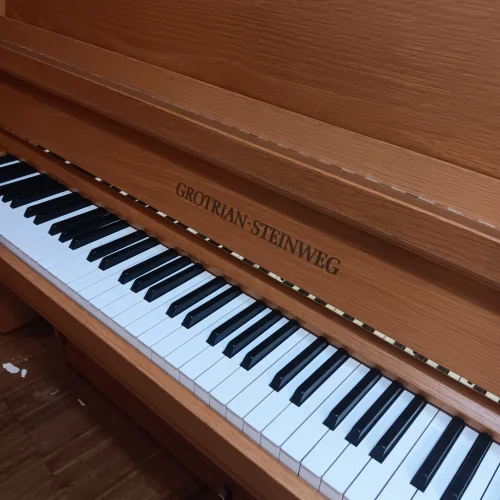Klaviatur eines Grotrian-Steinweg Klavier 120 in Eiche