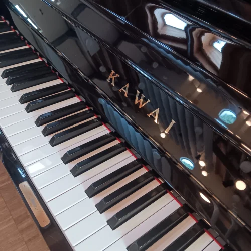 Klaviatur eines Kawai Klavier Mod. NS-15 in schwarz poliert
