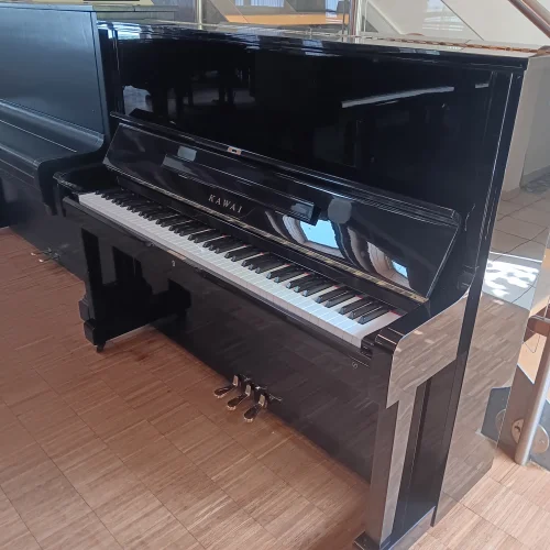 Seitenansicht eines Kawai Klavier Mod. NS-15 in schwarz poliert