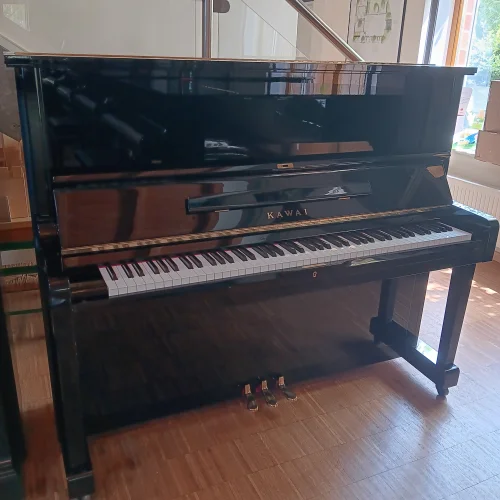 Vorderansicht eines Kawai Klavier Mod. NS-15 in schwarz poliert