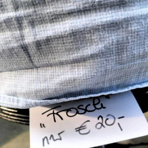 Handgeschriebenes Preisschild „Frosch nur € 20,-“ an einer Stoffabdeckung