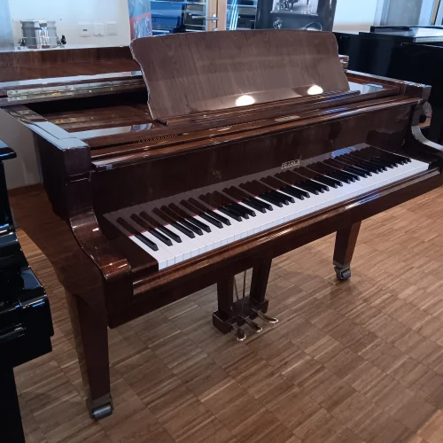 Petrof Flügel 173 cm in Nussbaum poliert mit geschlossenem Deckel