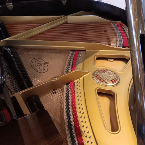 Innenansicht eines Petrof Flügel 173 cm in Nussbaum poliert mit Saiten