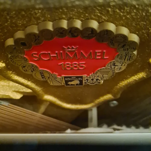   Rotes Logo auf der Gussplatte des Klaviers
