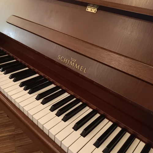 Klaviatur eines Schimmel Klavier Mod. 104 in Nussbaum satiniert