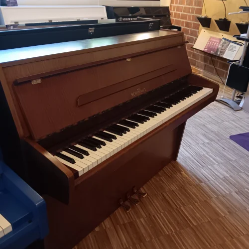 Seitenansicht links eines Schimmel Klavier Mod. 104 in Nussbaum satiniert