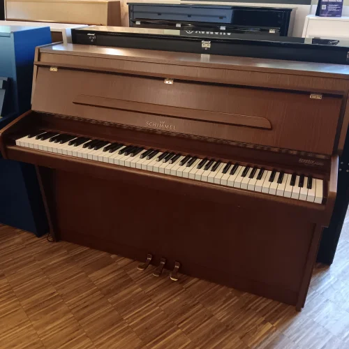 Vorderansicht eines Schimmel Klavier Mod. 104 in Nussbaum satiniert