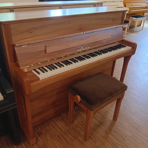 Gesamtansicht eines Seiler Klavier Mondial 116 in Apfelholz mit passendem Hocker