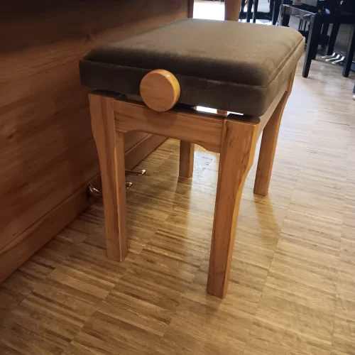 passender Hocker zum Seiler Klavier Mondial 116 in Apfelholz