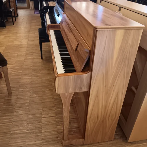 Seitenansicht eines Seiler Klavier Mondial 116 in Apfelholz