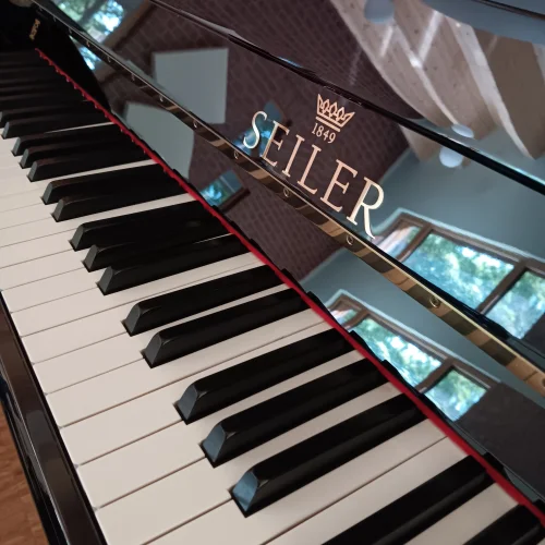 Klaviatur eines Seiler Klavier Primus 116 in schwarz poliert