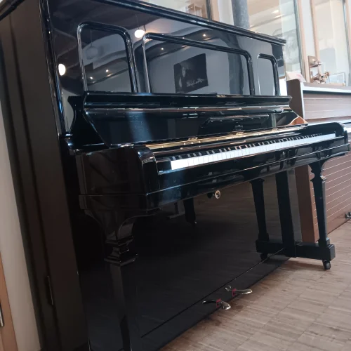 untere Ansicht eines Steinway & Sons Klavier Mod. K 132 in schwarz poliert