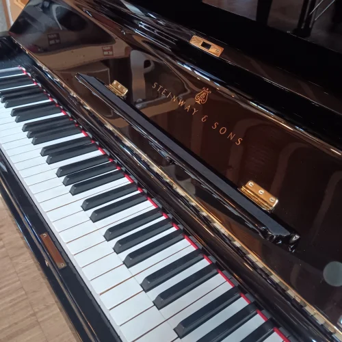 Klaviatur eines Steinway & Sons Klavier Mod. K 132 in schwarz poliert