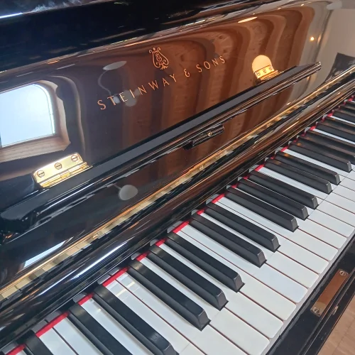 Nahansicht eines Steinway & Sons Klavier Mod. K 132 von 1913