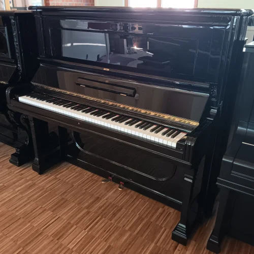 Ansicht eines Steinway & Sons Klavier Mod. X in schwarz poliert mit zwei Pedalen
