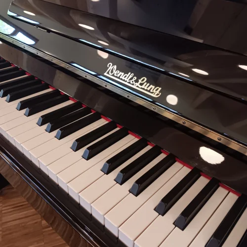 Klaviatur eines Wendl & Lung Klavier Mod. 122 in schwarz poliert