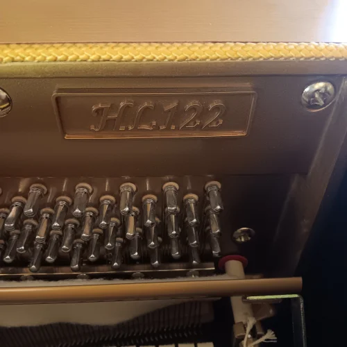 Modellbezeichnung innen eines Wendl & Lung Klavier Mod. 122 in schwarz poliert