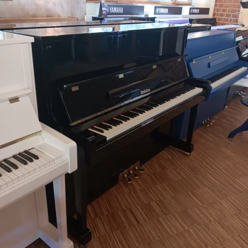 Seitenansicht eines Wendl & Lung Klavier Mod. 122 in schwarz poliert