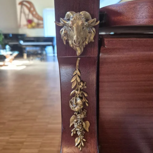 Wunderschöne Details des Bechstein Flügels an der rechten Seite