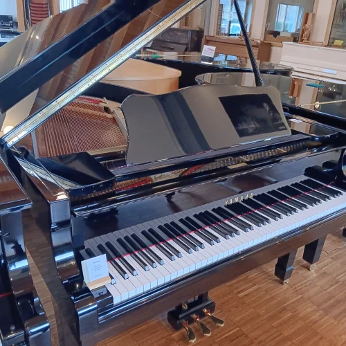 Schwarzer Yamaha Flügel C5 mit geöffnetem Deckel in hellem Musikgeschäft auf Holzboden​​​​​​​​​​​​​​​​​​​​​​​​​​​​​​​​​​​​​​​​​​​​​​​​​​​​​​​​​​​