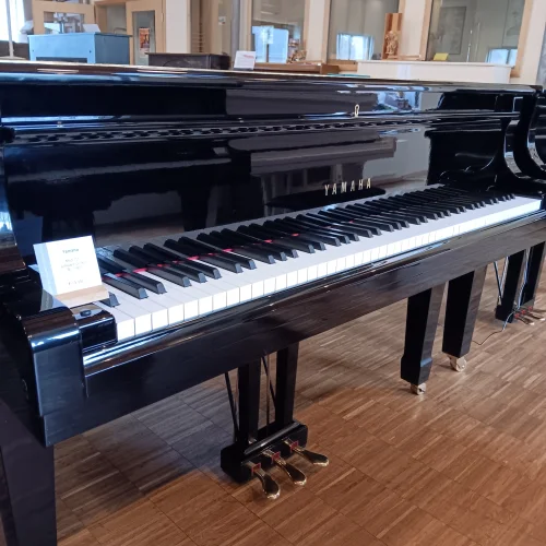 Schwarzer Yamaha Flügel C5 mit geschlossener Klappe in hellem Raum auf Holzfußboden, Klavier im Fokus​​​​​​​​​​​​​​​​​​​​​​​​​​​​​​​​​​​​​​​​​​​​