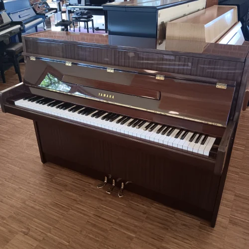 Gesamtansicht eines Yamaha Klavier Mod. 104 in mahagonie poliert