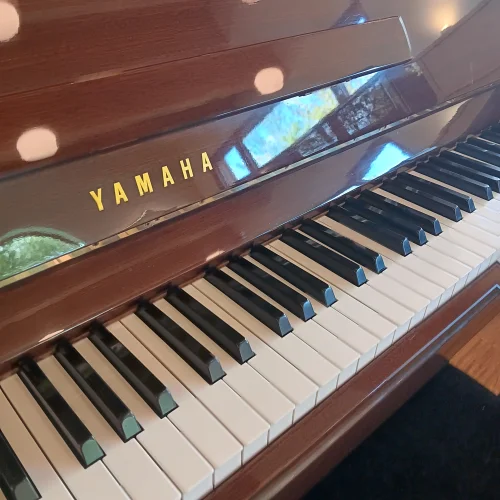 Klaviatur eines Yamaha Klavier Mod. 104 in mahagoni poliert