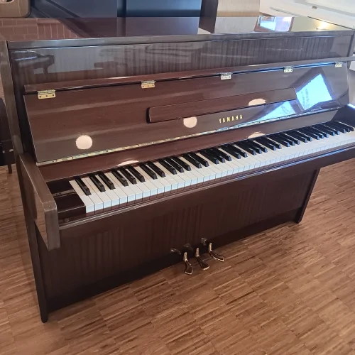 Vorderansicht eines Yamaha Klavier Mod. 104 in mahagoni poliert