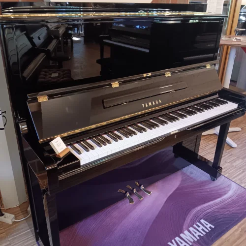 Gesamtansicht eines Yamaha Klavier SU 131 in schwarz poliert