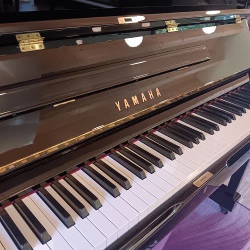 Klaviatur eines Yamaha Klavier SU 131 in schwarz poliert