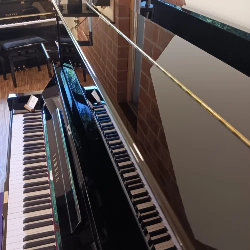 obere Ansicht eines Yamaha Klavier SU 131 in schwarz poliert