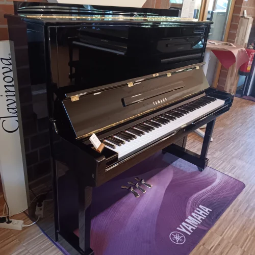 Seitenansicht eines Yamaha Klavier SU 131 in schwarz poliert