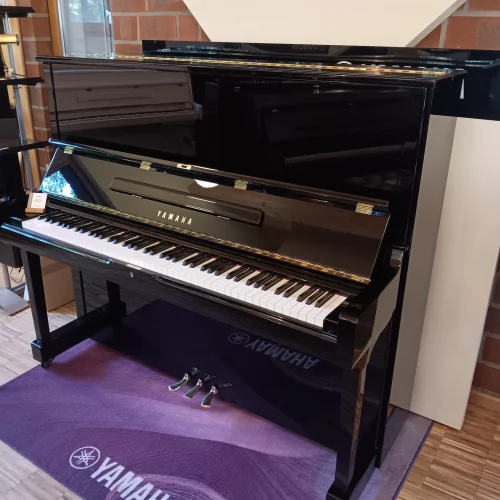 Vorderansicht eines Yamaha Klavier SU 131 in schwarz poliert
