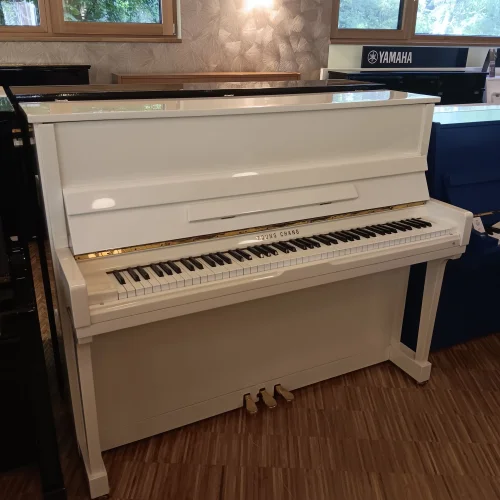 Gesamtansicht eines Young Chang Klavier Modell U118 in weiß poliert