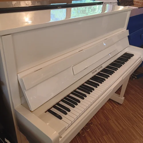 Nahansicht eines Young Chang Klavier Modell U118 in weiß poliert