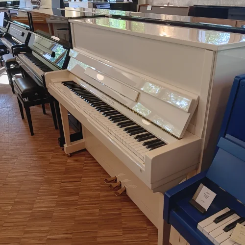 Seitenansicht eines Young Chang Klavier Modell U118 in weiß poliert