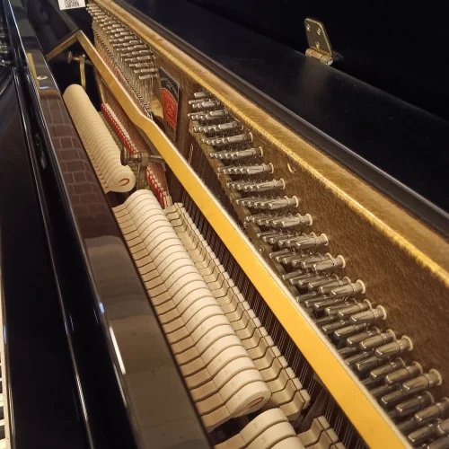 Innenansicht eines Zimmermann Klavier in schwarz poliert in der Bauhöhe 114