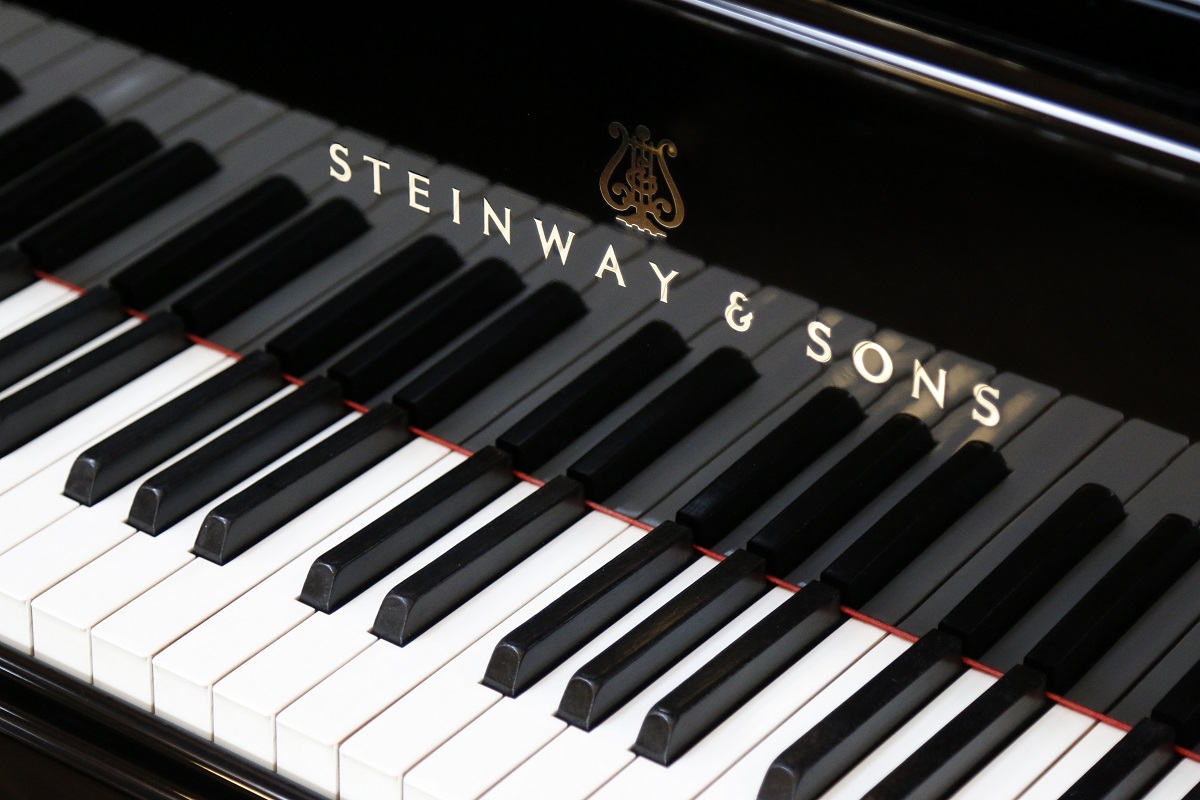 Nahaufnahme der Tastatur eines Steinway & Sons Klaviers mit schwarzen und weißen Tasten in heller Umgebung.​​​​​​​​​​​​​​​​​​​​​​​​​​​​​​​​​​​​​​