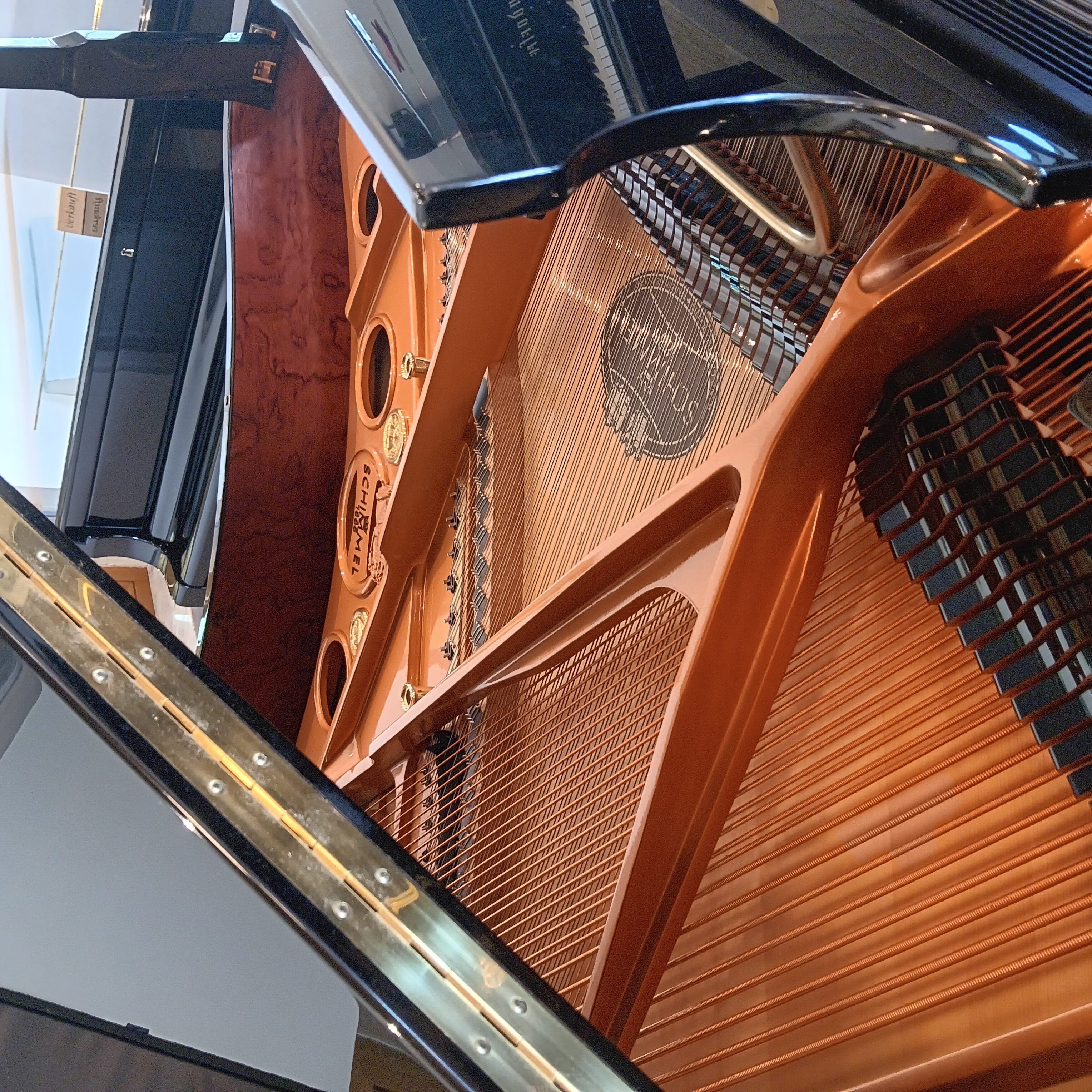 Schimmel Flügel SP 189 Silent offen zeigt Tasten, Flügelklappe und Innenmechanik in heller Umgebung​​​​​​​​​​​​​​​​​​​​​​​​​​​​​​​​​​​​​​​​​​​​​​