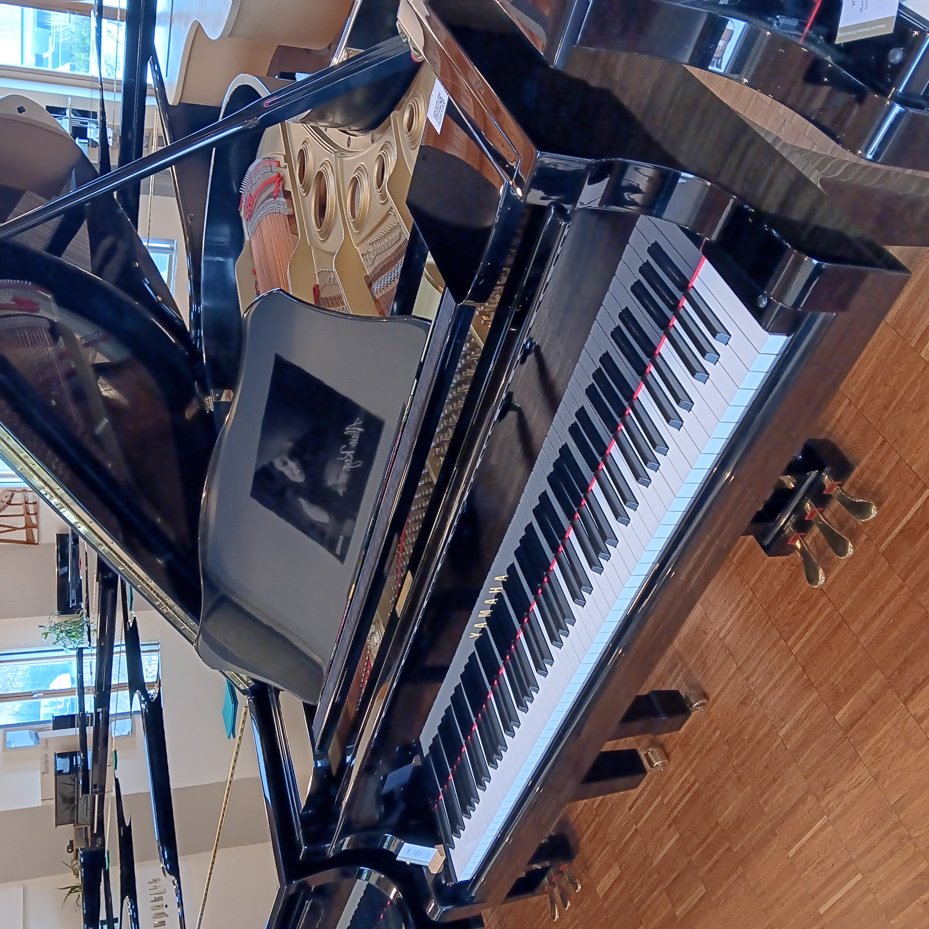 Schwarzer Yamaha Flügel C5 von der rechten Seite mit offenem Deckel in einem hellen Musikgeschäft​​​​​​​​​​​​​​​​​​​​​​​​​​​​​​​​​​​​​​​​​​​​​​​​