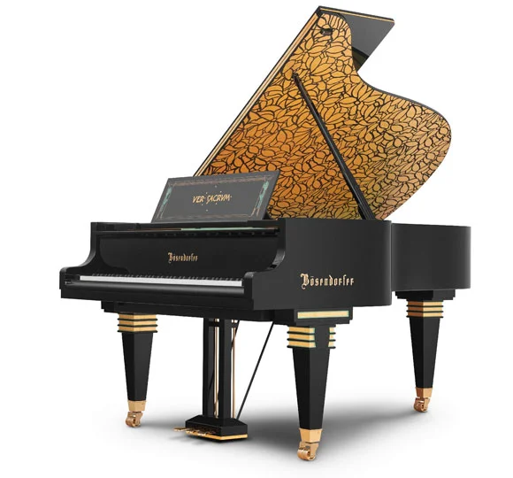 Eleganter schwarzer Bösendorfer Flügel mit goldener Musterung auf dem geöffneten Deckel, ideal für Klavierliebhaber.​​​​​​​​​​​​​​​​​​​​​​​​​​​​​