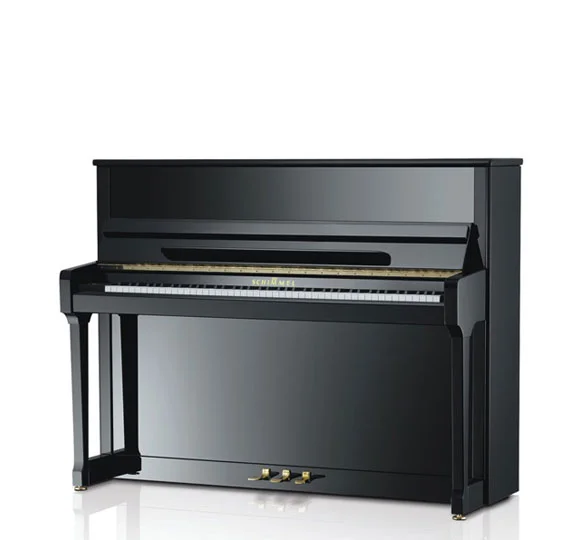 Hochglänzendes schwarzes Klavier mit weißen und schwarzen Tasten, drei Pedalen und schlichtem Design auf weißem Hintergrund​​​​​​​​​​​​​​​​​​​​​​