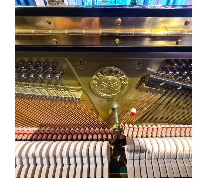 Yamaha U3 Silent schwarz poliert – Gesamtansicht des Klaviers im Showroom mit geöffneter Klaviatur.