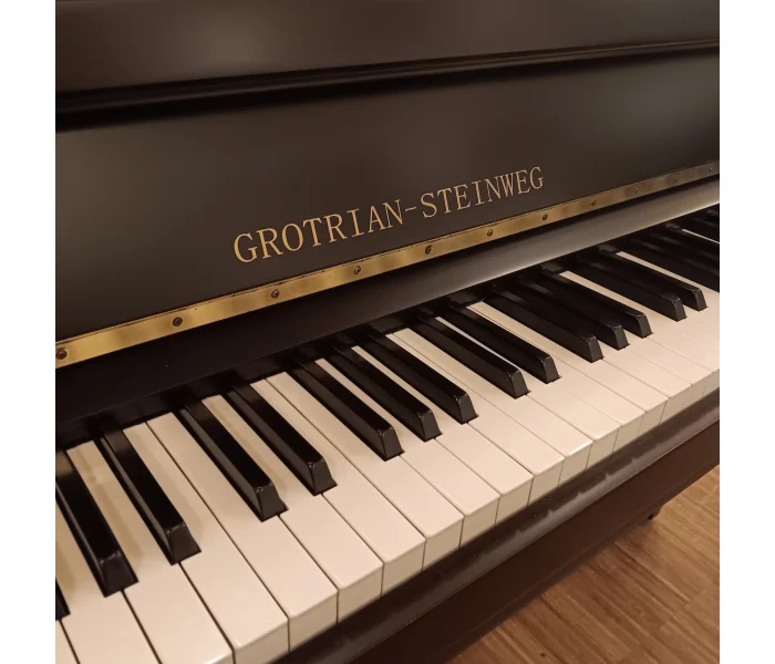 Schrägaufnahme der Klaviatur eines Grotrian-Steinweg 110 mit Markenlogo.