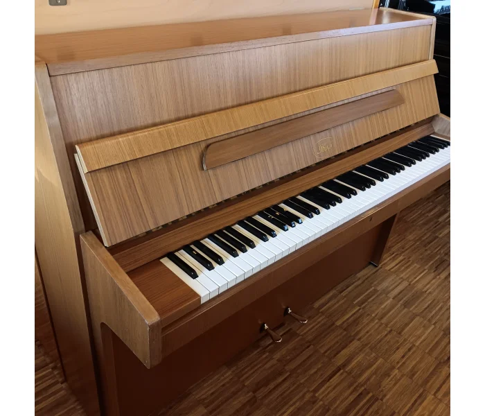 Ibach Klavier 112 in Nussbaum satiniert, Schrägansicht auf Klaviatur und Gehäuseoberseite.